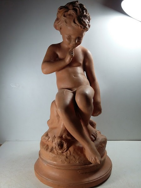 Cette image représente la même statue que la précédente une fois patinée